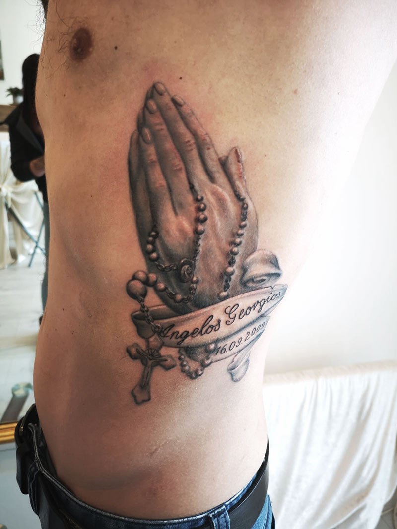 Tattoo rippen schriftzug mann